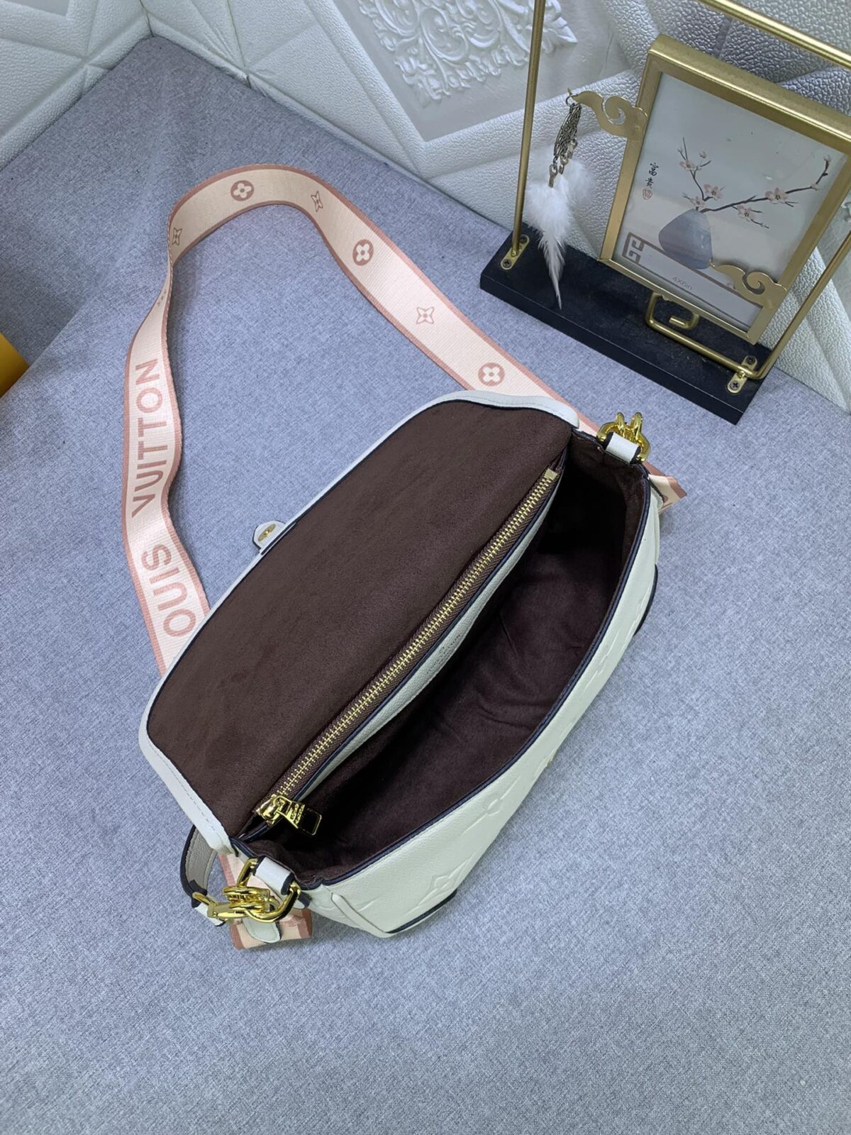 Louis Vuitton Diane Monogram In Cream 23Cm M46386 - Image 2