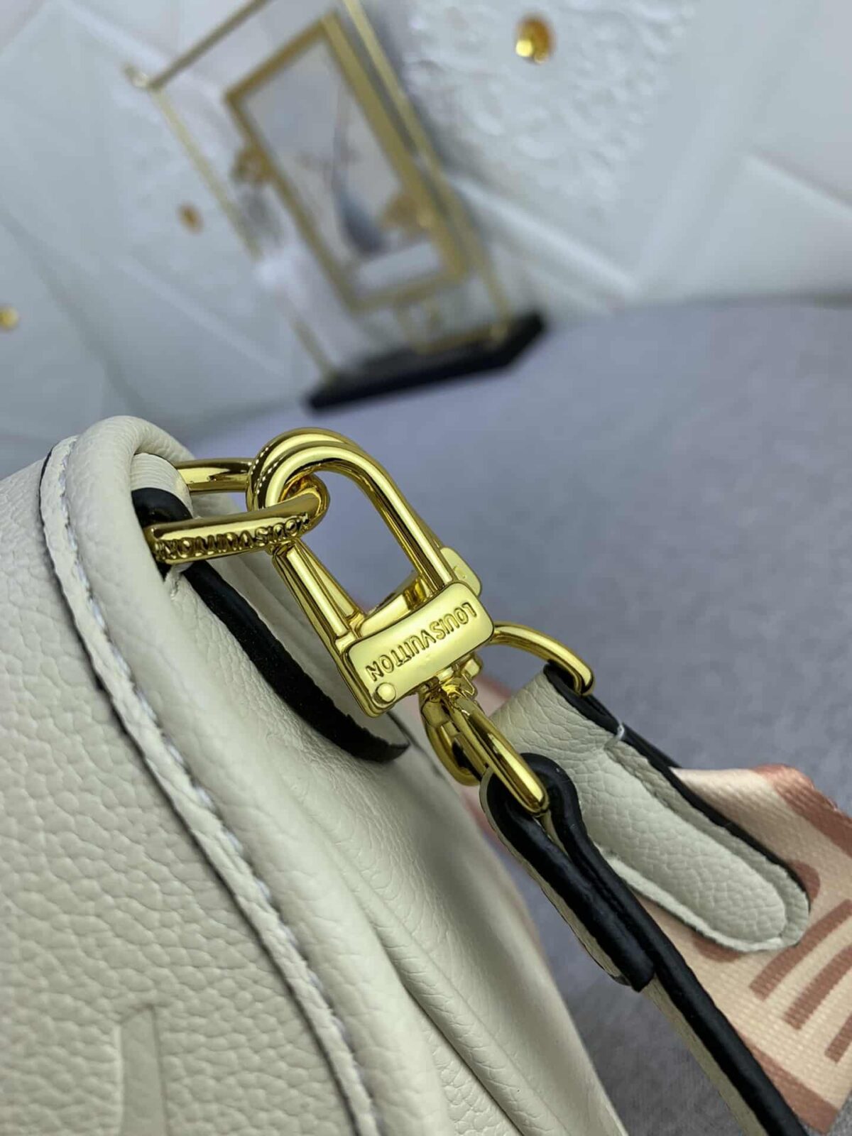 Louis Vuitton Diane Monogram In Cream 23Cm M46386 - Image 4
