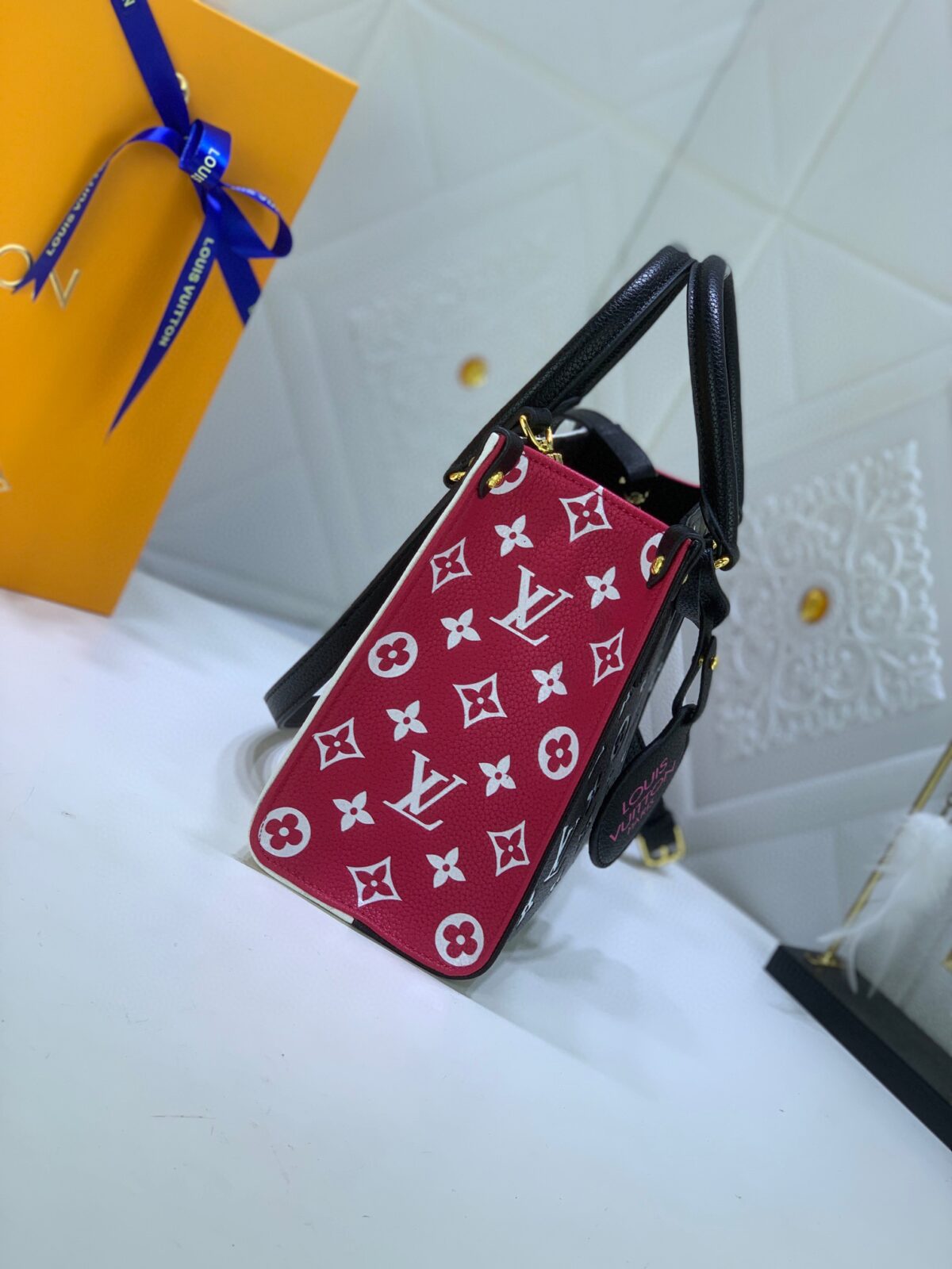 Louis Vuitton Onthego Mm 25Cm Black White And Pink M46060 - Image 6