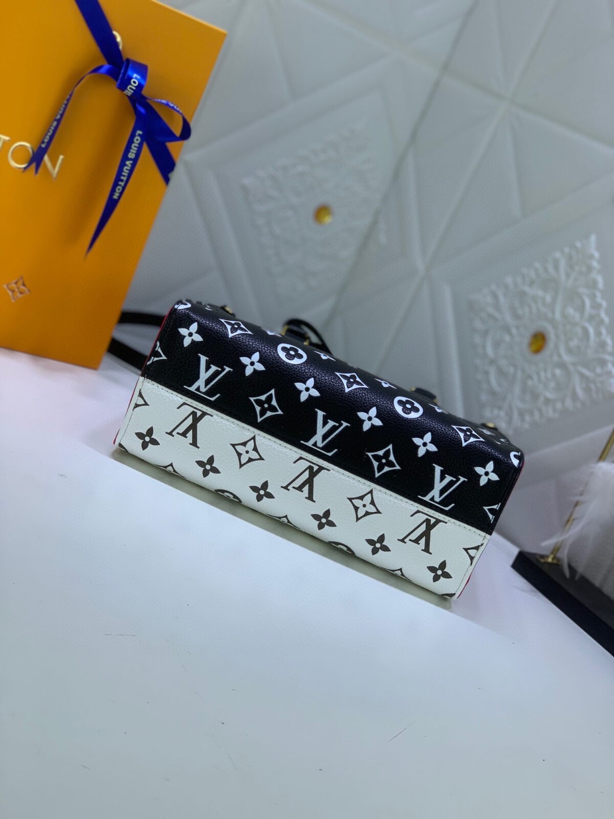 Louis Vuitton Onthego Mm 25Cm Black White And Pink M46060 - Image 7