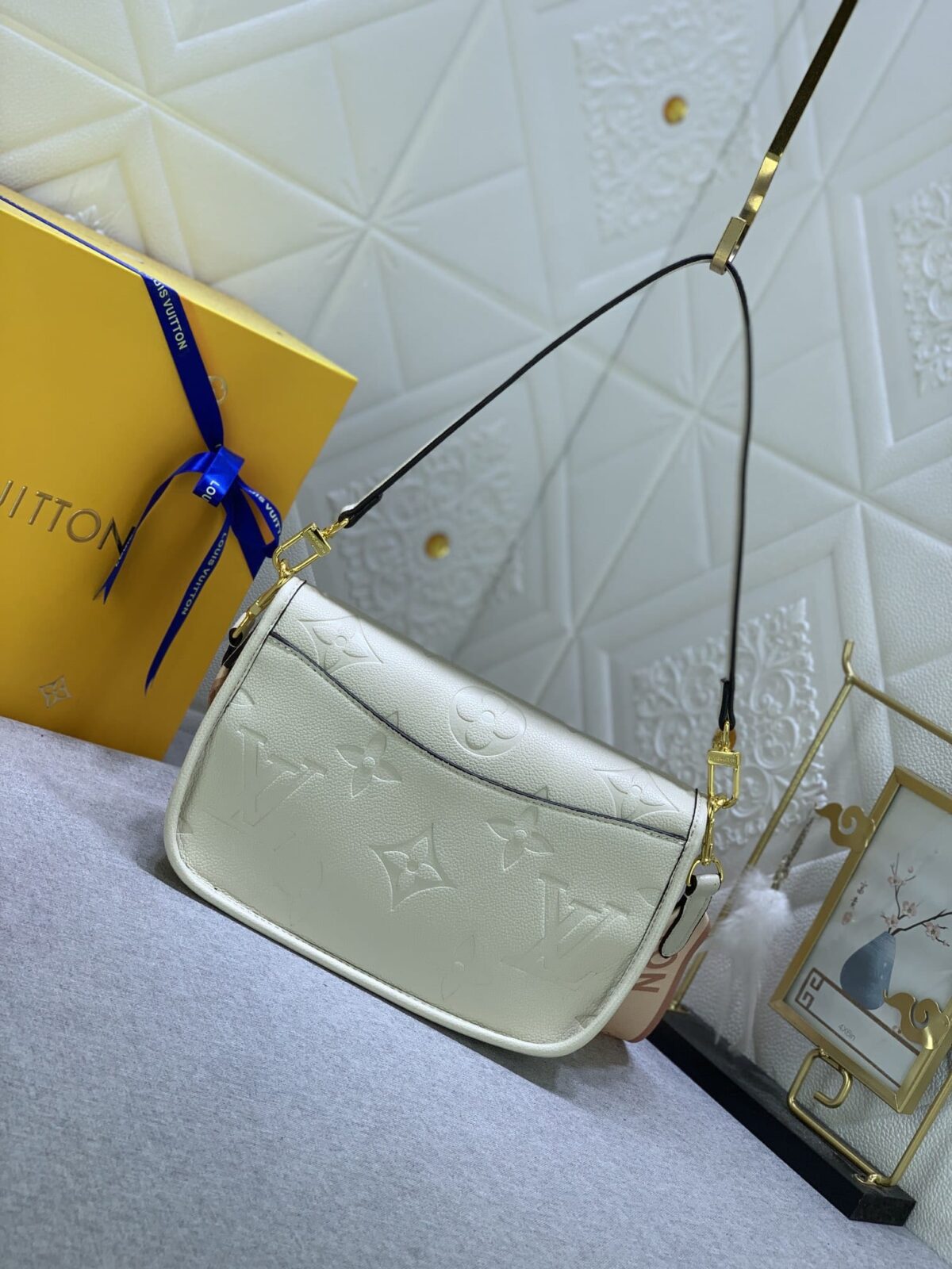 Louis Vuitton Diane Monogram In Cream 23Cm M46386 - Image 8