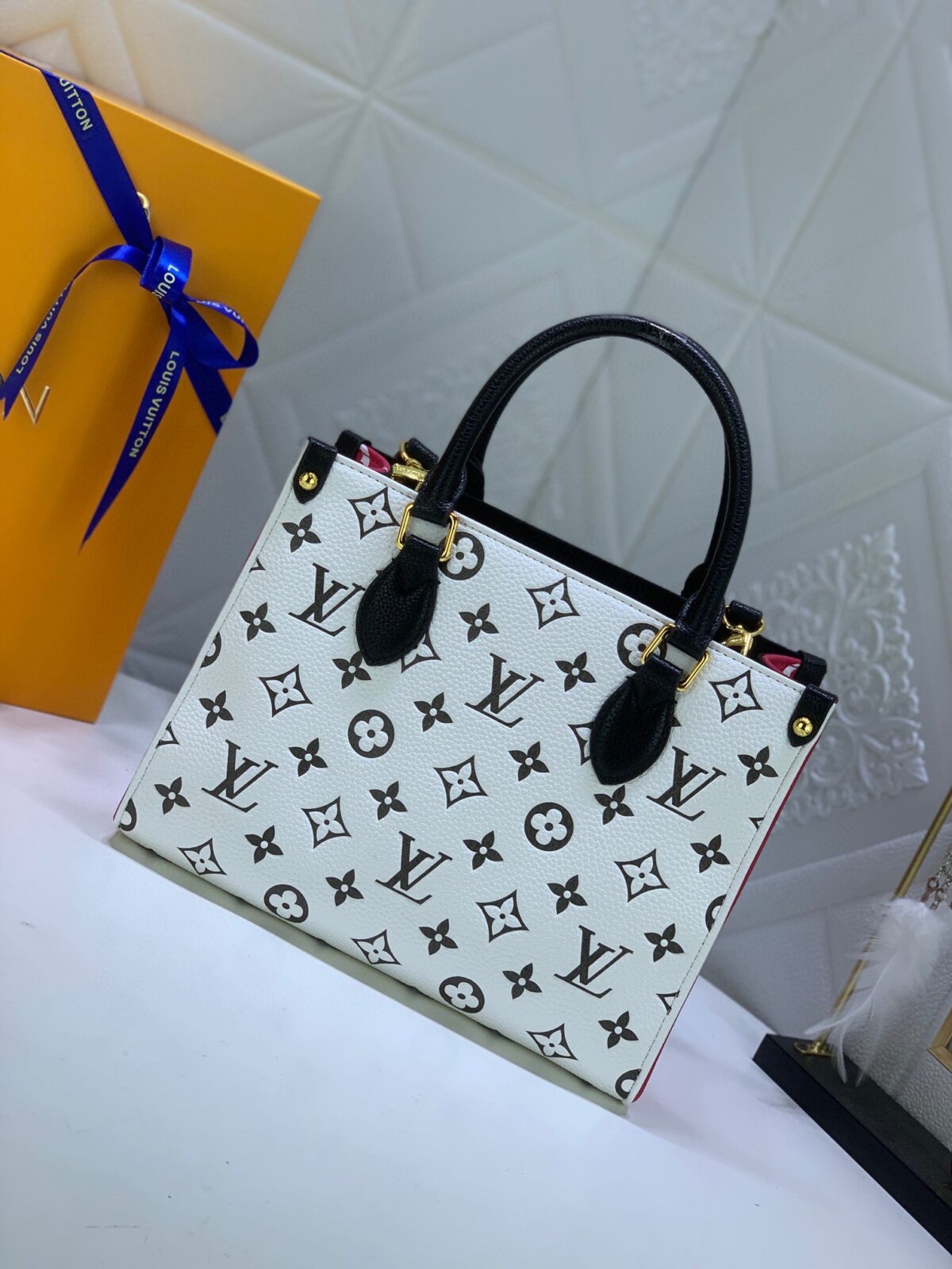 Louis Vuitton Onthego Mm 25Cm Black White And Pink M46060 - Image 8